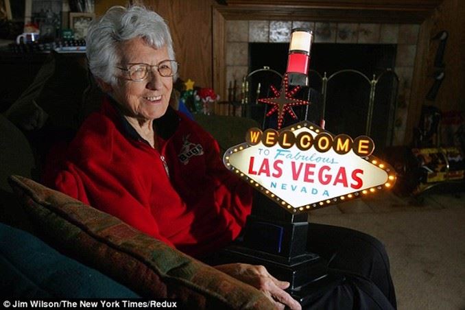 Addio a Betty Willis, la designer del mitico logo di Las Vegas