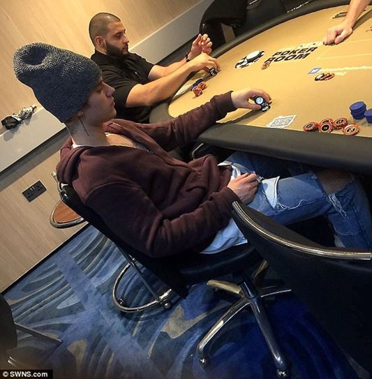 Justin Bieber schierato al poker cash game a Londra tra un concerto e l'altro