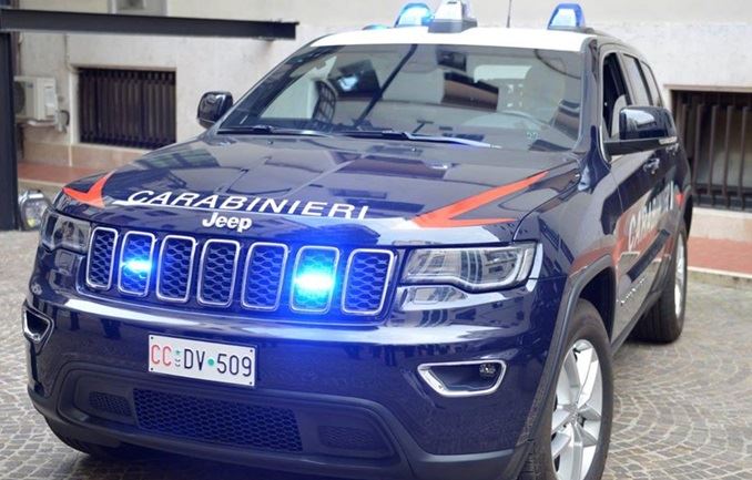Fidanzati rapinano una slot e rubano 3mila euro: arrestati dai carabinieri