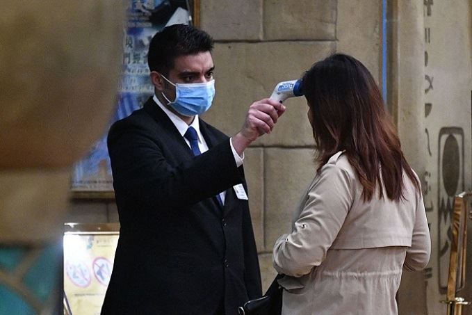Macao, croupier al lavoro con mascherine antivirus