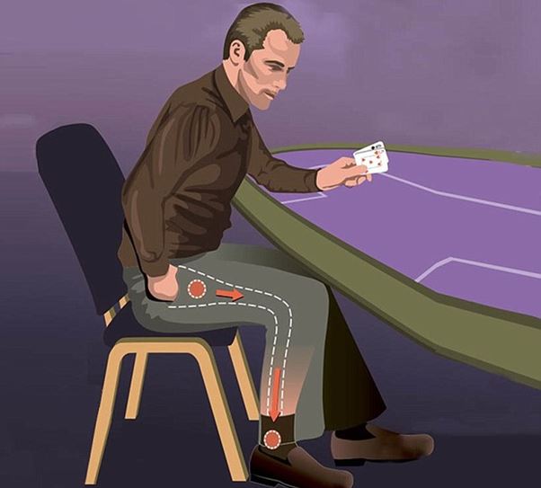 Intascava chips al tavolo da poker tramite un tubo nei pantaloni: licenziato dealer londinese