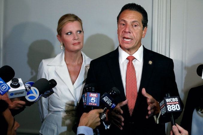 Andrew Cuomo 'folda' e si dimette da governatore di NY dopo le accuse di molestie e strip poker