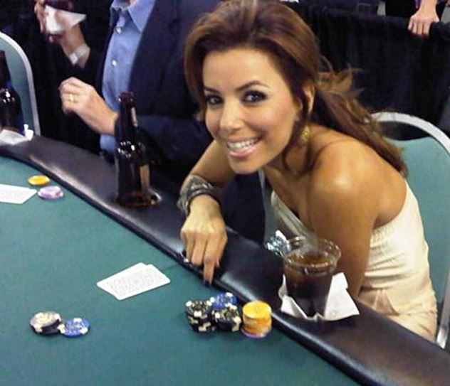 Eva Longoria trasforma un hangar in Las Vegas per un torneo di poker di beneficenza
