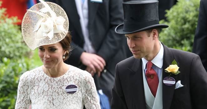 Ascot: William e Kate arrivano in carrozza e la duchessa veste italiano