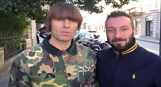 Liam Gallagher in vacanza a Varese: 'Qui per comprare un cavallo da corsa'