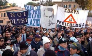 Calcioscommesse: tifosi della Lazio protestano in piazza