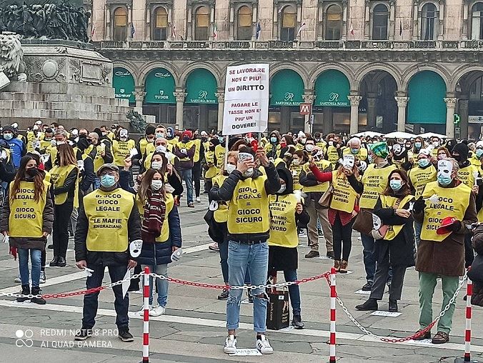 Il gioco in piazza a Milano, Monti e Senna (Lega): 'Ripartire in sicurezza'