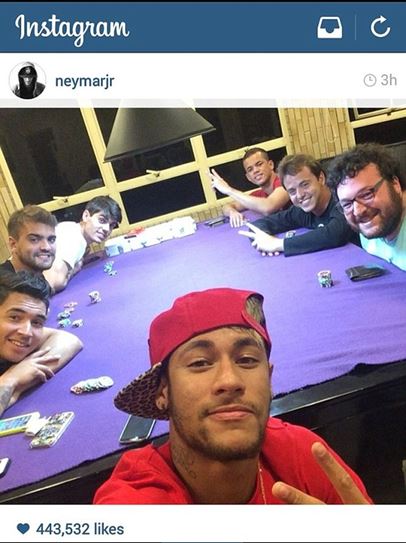 Neymar JR e i selfie al tavolo da poker con gli amici: i tifosi brasiliani diventano 'viola' come il panno