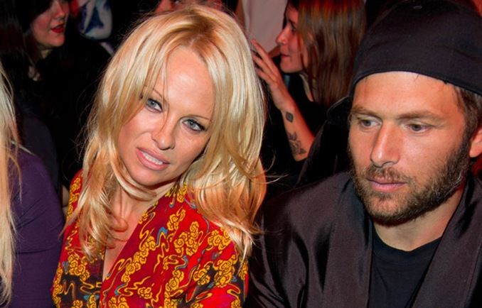 Pamela Anderson e la lotta per i 40 milioni vinti a poker dell'ex marito