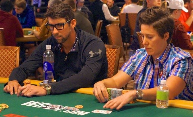 Michael Phelps e Josh Brolin giocano a poker per beneficenza
