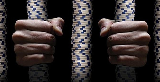 Inghilterra: dieci anni di prigione per chi bara a poker online