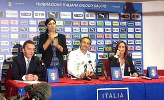 L'Italia c'è: il ct Prandelli lancia un messaggio ai tifosi...e agli scommettitori
