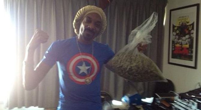 Snoop Dogg indovina una scommessa di boxe e vince una busta di marijuana