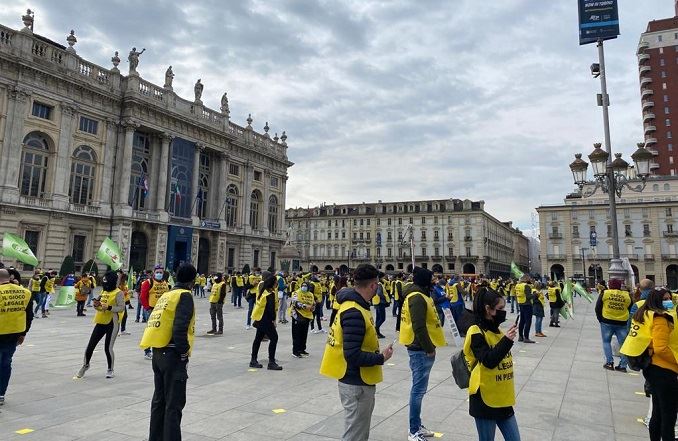 Lavoratori del gioco in piazza a Torino, la cronaca della manifestazione