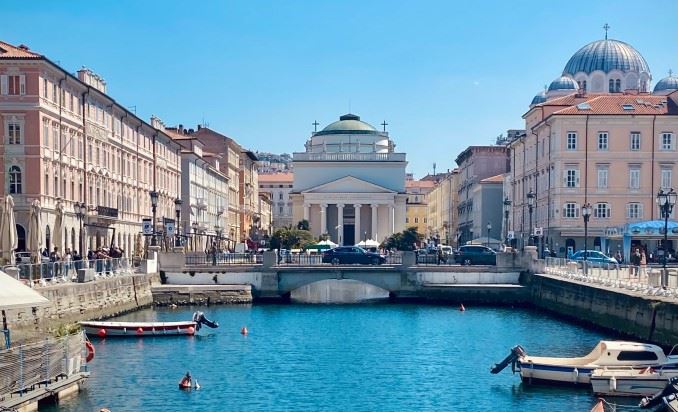 Trieste, niente green pass, sanzionati clienti e sala scommesse