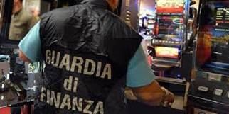 Gdf Salerno: sequestrate due slot machine illegali