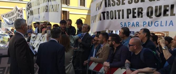 Manovra Bis: gestori Sapar in piazza, Distante 'A rischio i lavoratori'