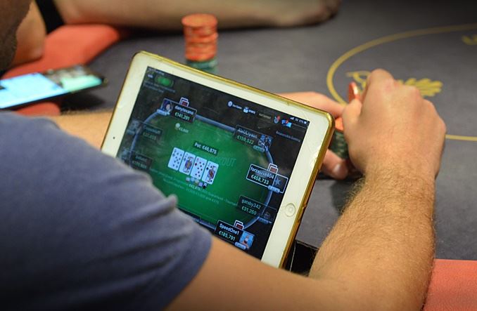 Online poker in Italy returns to the level of March: +22% on 2019