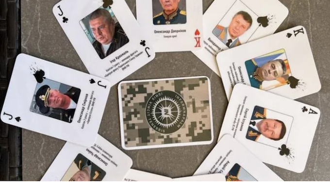 Un mazzo di carte da gioco con gli identikit dei generali russi ricercati in Ucraina