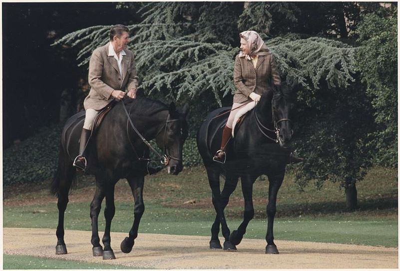 Scompare Elisabetta II, la regina con il pallino dei cavalli e dell'ippica