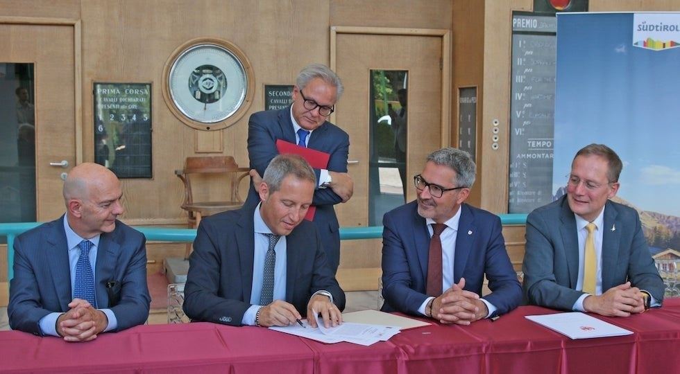 Foto di repertorio - la firma dell'accordo fra Comune di Merano e Provincia di Bolzano