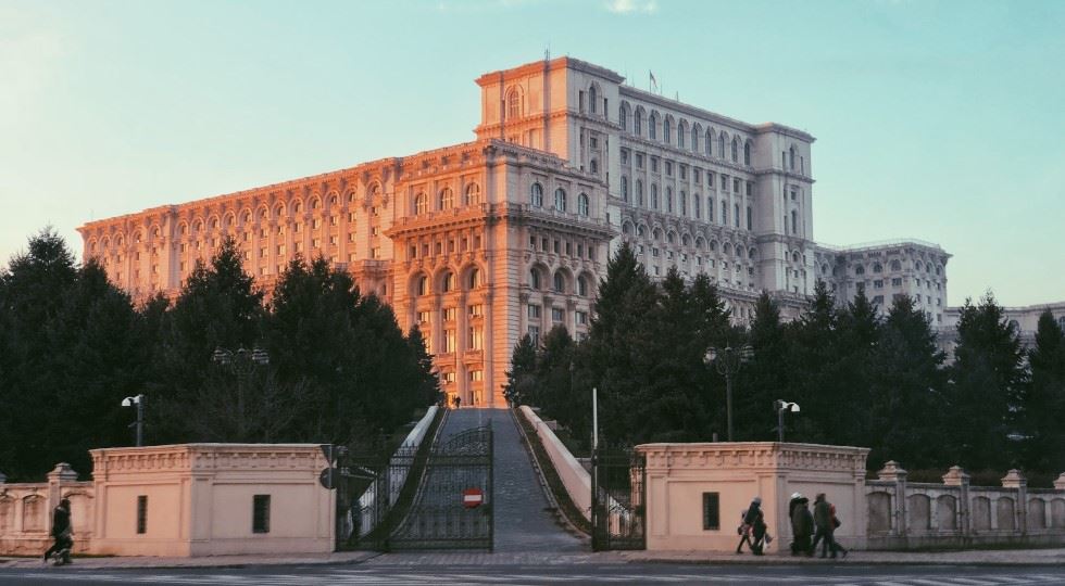Bucarest, palazzo del Parlamento - Foto di Felipe Simo (Unplash)