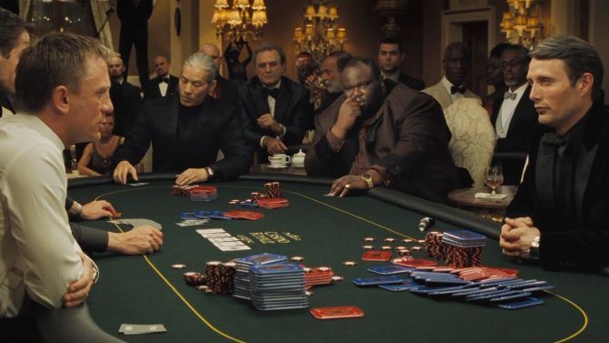 Un frame di Casino Royale dove James Bond chiude una fantasmagorica scala colore