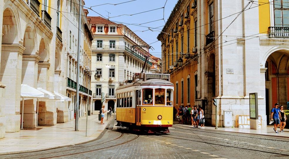 Foto di Aayush Gupta su Unsplash: un tram di Lisbona