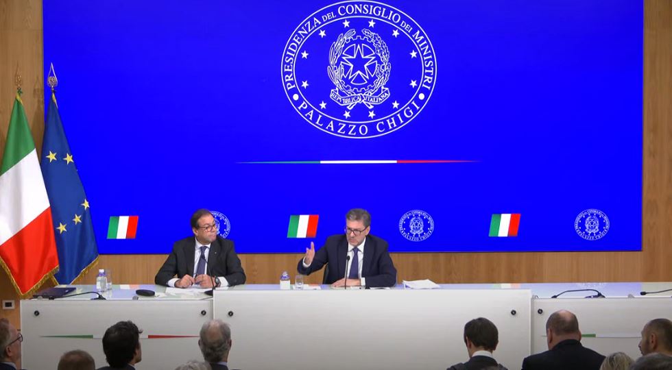 La conferenza stampa del 16 ottobre con il ministro Giorgetti e il vice ministro Leo