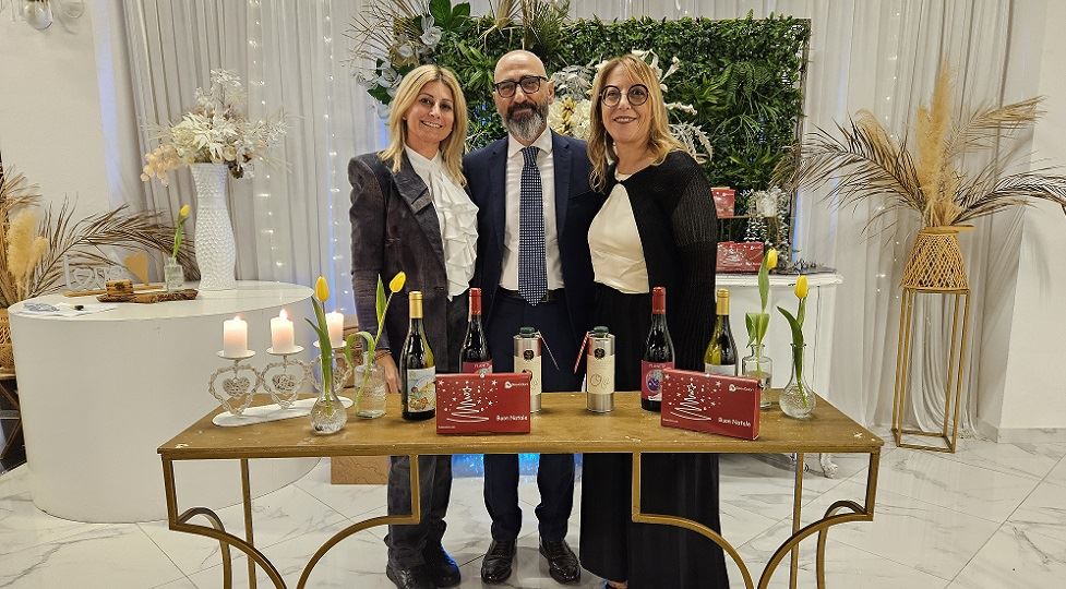 Nella foto Lucia Salciccioli e Lino Coletta, genitori di Bea, Tatiana Quattrociocche de Il Casale del Gusto, che da tre anni ospita l’ evento e una con i gadget per Natale.