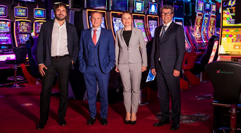 Da sinistra Domenico Gallotta, membro direzione terrestre e direttore di Swiss4win, Paolo Sanvido CEO Casinò Lugano, Yuliya Goncharuk Castelli, membro di Direzione, Responsabile F&C e Compliance, Andrea Camponovo COO Casinò Lugano