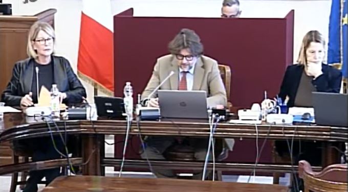 Lucia Albano (a sinistra) in commissione Finanze alla Camera. Al centro il presidente Marco Osnato (FdI)