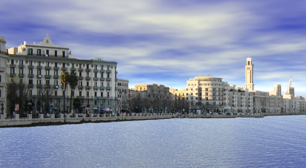 Bari, lungomare. Foto di Paolo Andriani (Unsplash)