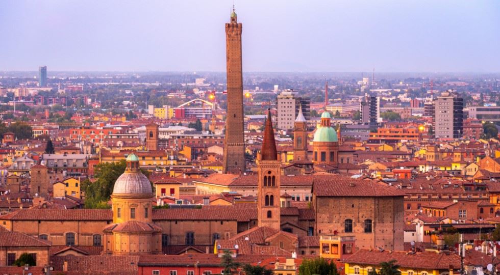 Bologna, foto di Petr Slovacek (Unsplash)