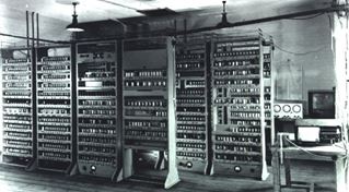 Foto dell'Electronic Delay Storage Automatic Calculator, l'elaboratore dove girava il videogame Oxo (Fonte Wikipedia)