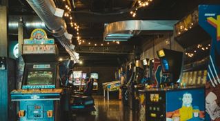 Arcade - Foto di Kyle Nieber (Unsplash)